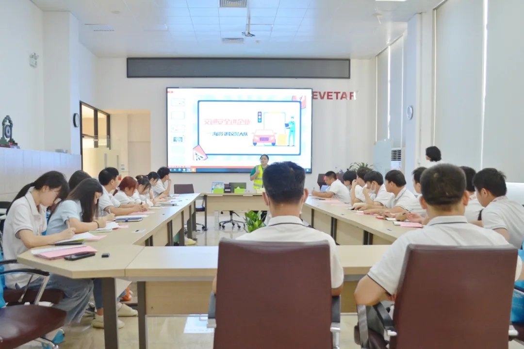 安全护航，平安同行| 力鼎光电携手海沧交警开展交通安全知识讲座！